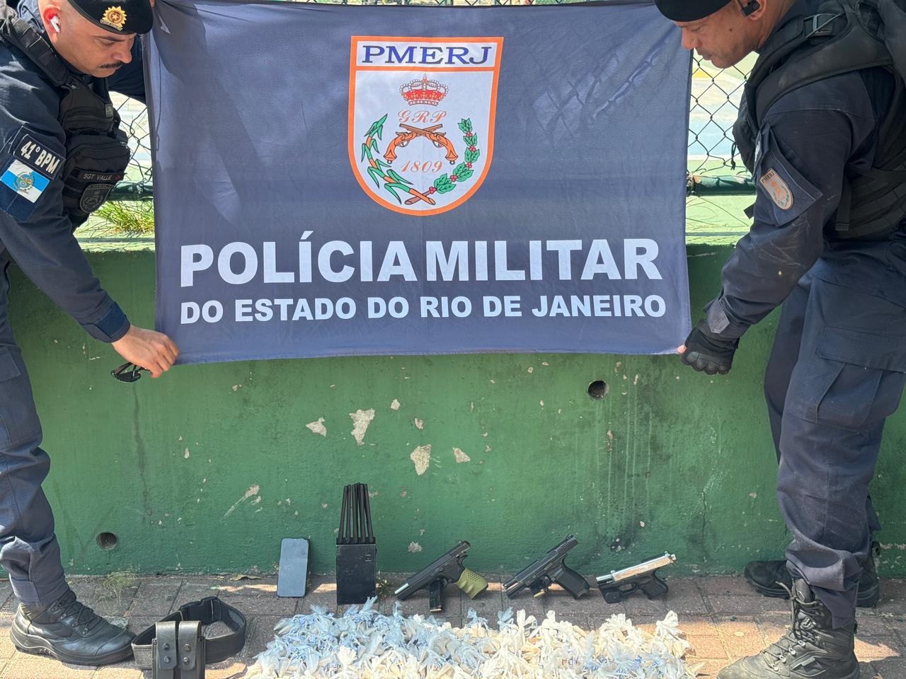 41° BPM e 9º BPM apreendem armas, drogas e motocicletas roubadas na Comunidade Para Pedro